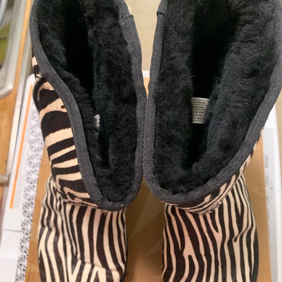 UGG Australia Women’s Classic Zebra Short Exotic Boot - Picture 15 of 16
